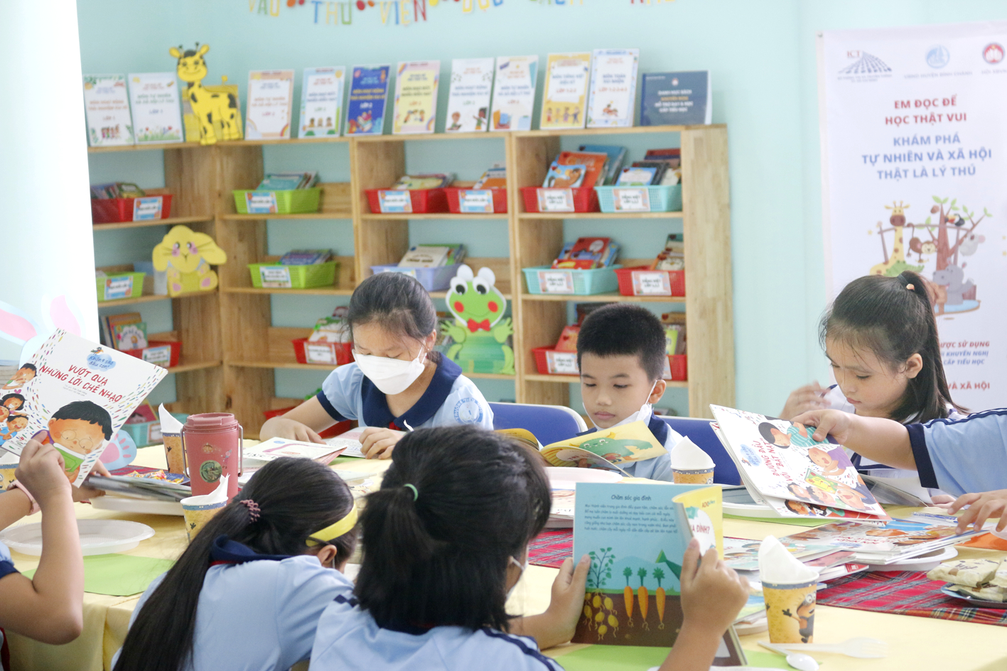 Hơn 50.000 đầu sách thiếu nhi vừa được trao tặng cho thư viện các trường tiểu học tại năm huyện ngoại thành - ẢNH: S.G.