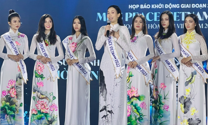 Một số thí sinh của cuộc thi Miss Peace VietNam 2022 trong buổi họp báo giới thiệu cuộc thi vào ngày 20/7 tại TPHCM
