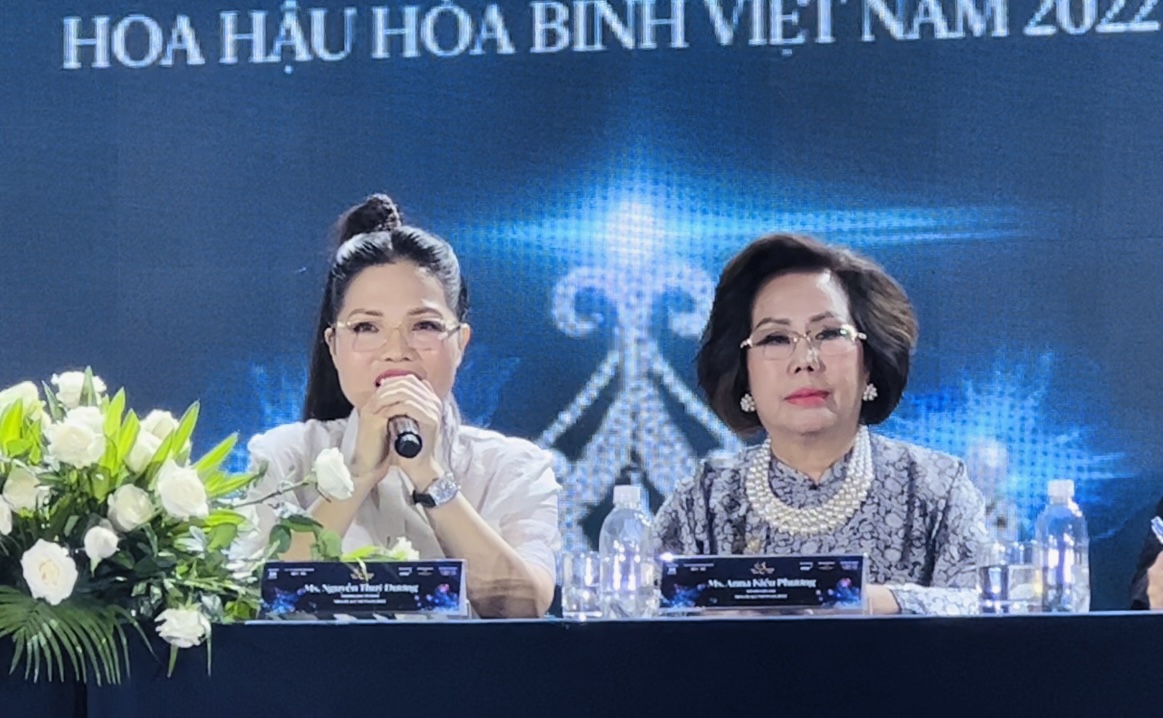 Bà Thuỳ Dương (áo trắng) Trưởng ban tổ chức Miss Peace VietNam 2022 trong buổi họp báo vào ngày 20/7 tại TPHCM để công bố vòng chung kết cuộc thi