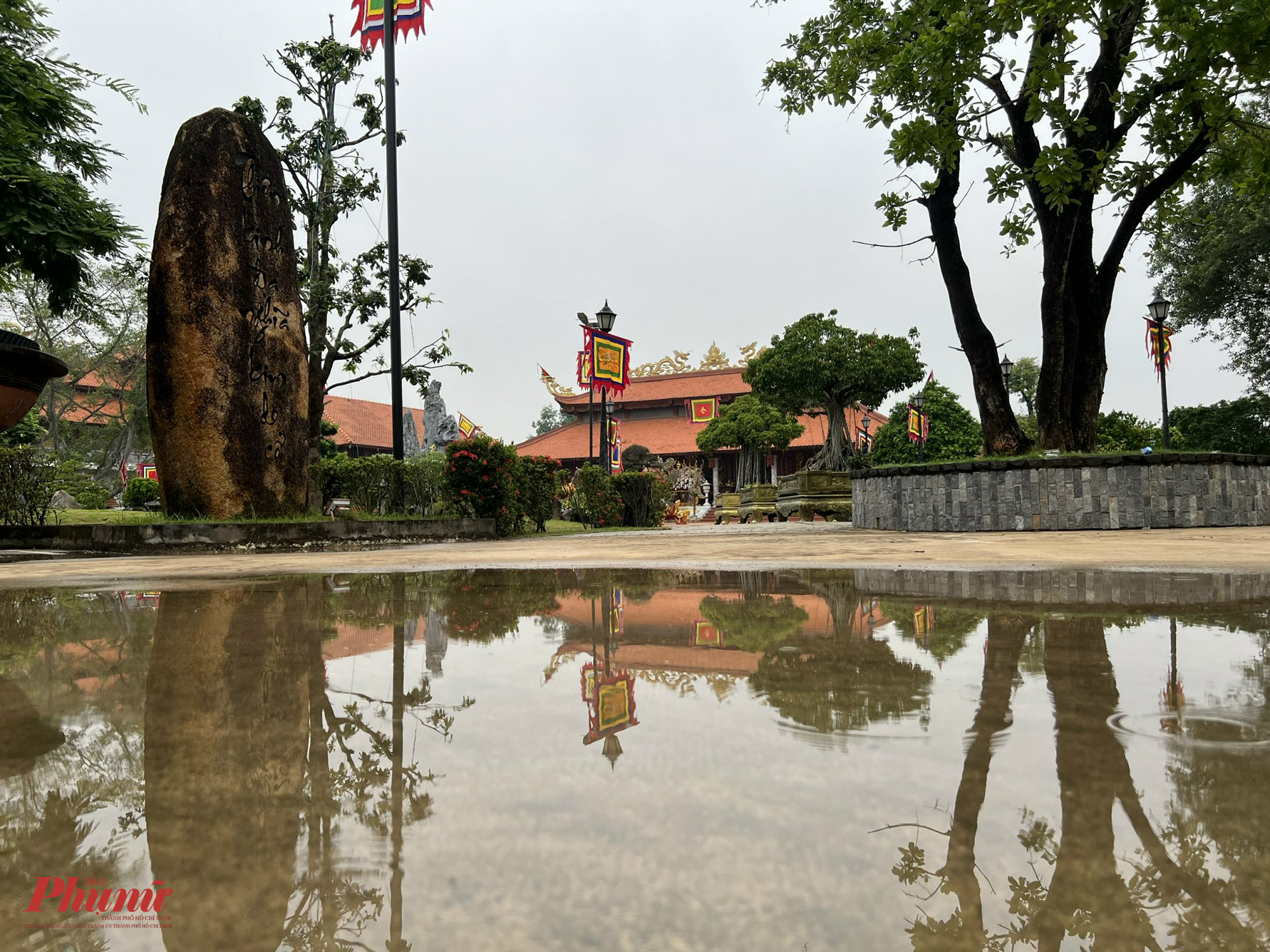 Trận mưa lớn tối qua khiến một số nơi trong đền thờ Tổ nghiệp Tâm Linh Việt vẫn còn đọng nước. Sáng 7/9, thời tiết cũng không tốt, có mưa nhẹ.