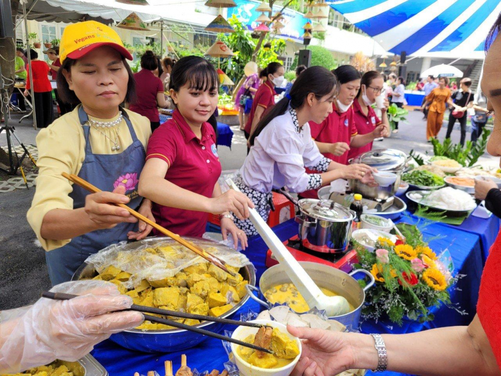 “Ngày hội ẩm thực vì cộng đồng” được Hội LHPN Q.5 tổ chức thành công nhờ huy động nguồn lực từ các tổ chức tôn giáo, các nhóm thiện nguyện và thành viên 14 cơ sở Hội