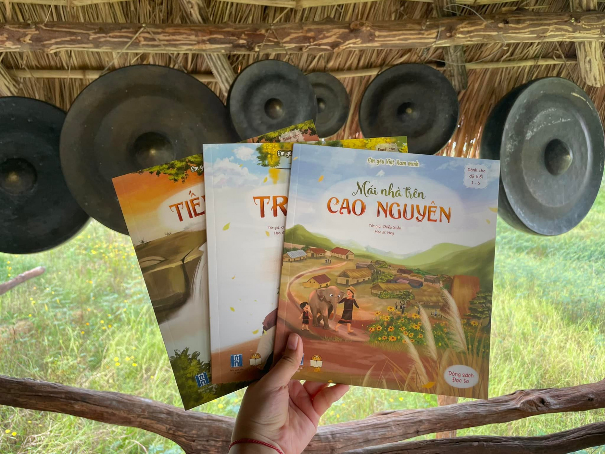 Cùng với Chuyện mùa Trăng, bộ sách Tiếng rừng được tặng cho trẻ nhỏ miền cao Kon Tum