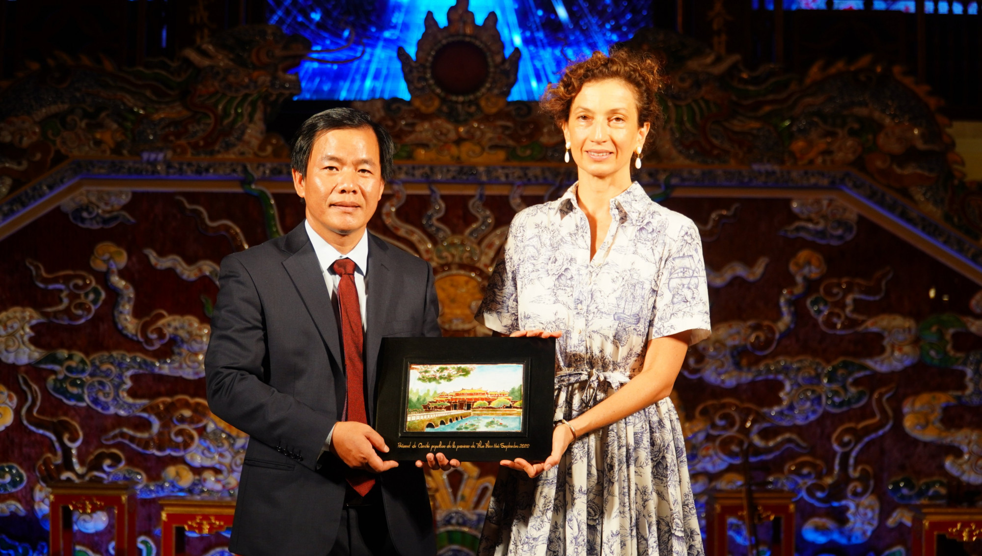 Ông Nguyễn Văn Phương- Chủ tịch UBND tỉnh Thừa Thiên- Huế tặng quà lưu niêm cho bà Audrey Azoulay