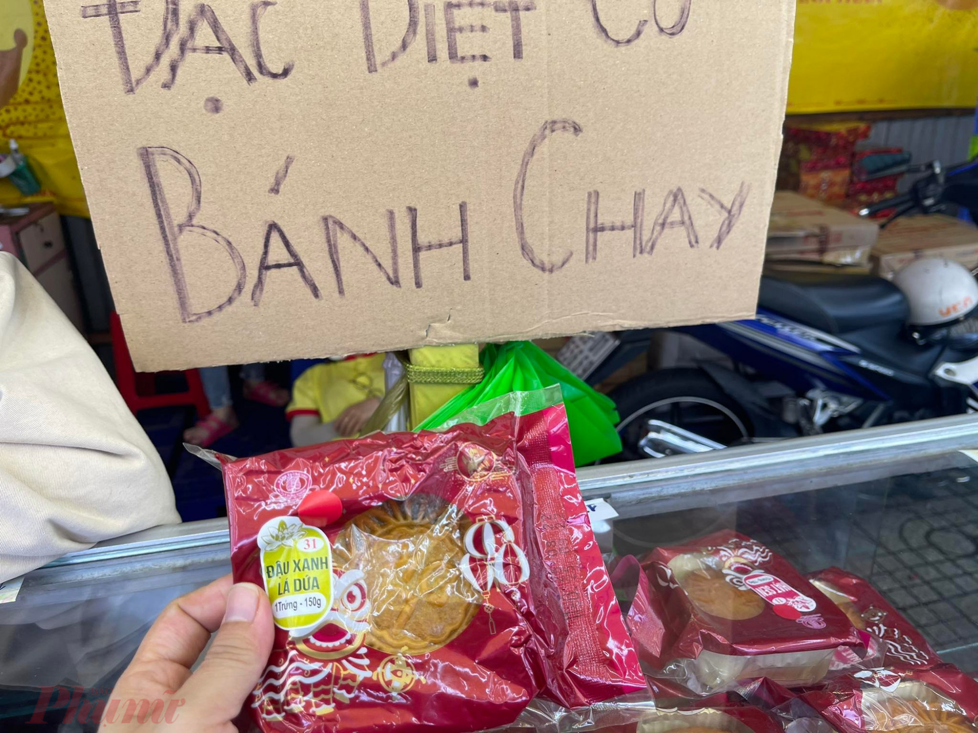 Bánh trung thu chay được bày bán ở gian hàng trên đường Nguyễn Thái Sơn (quận Gò Vấp, TP.HCM) nhưng chỉ còn khoảng 1 tuần nữa hết hạn, người bán xổ hàng khách mua 1 được tặng 4 cái nhưng ít khách ghế mua.