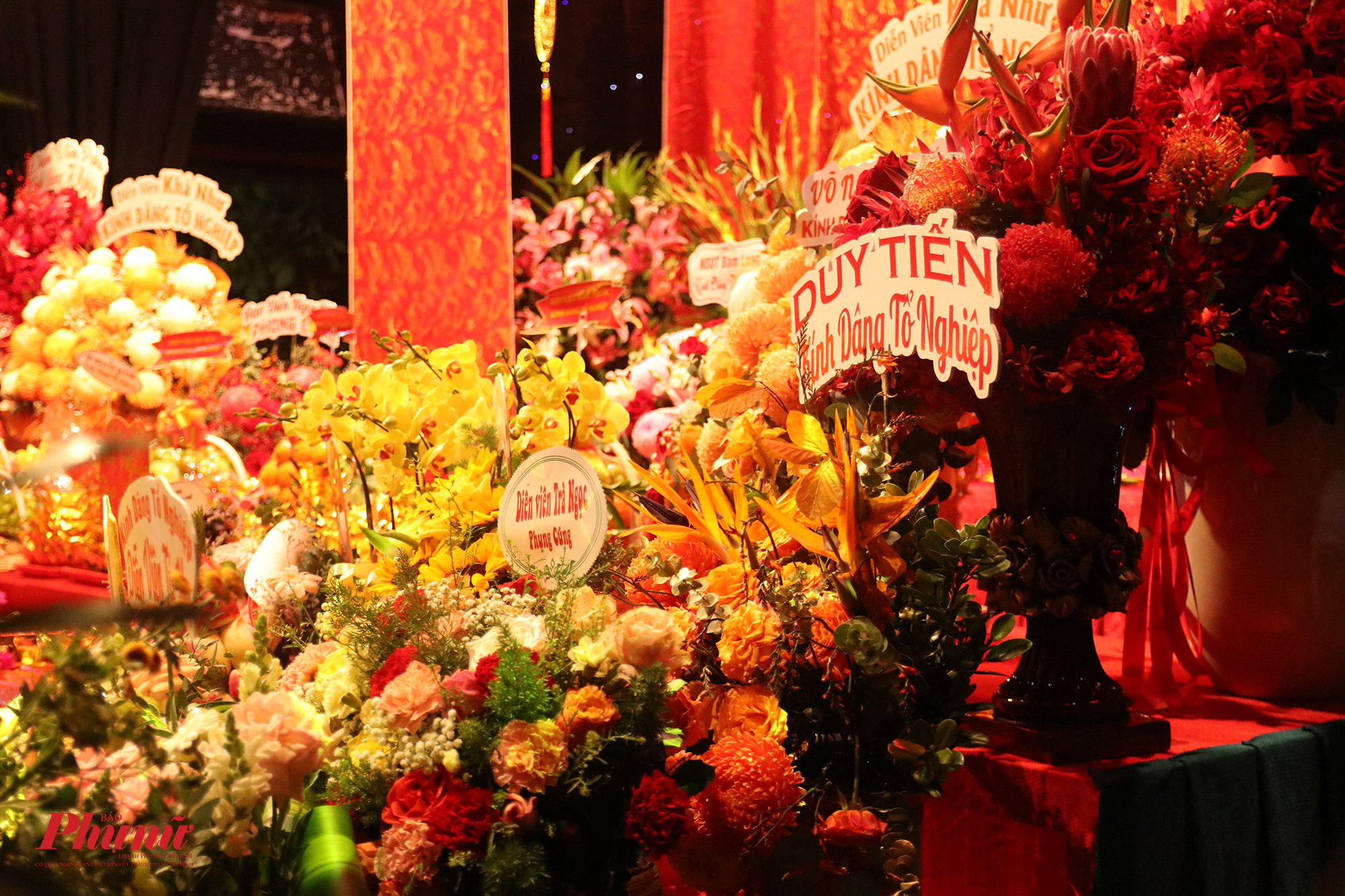 Rất nhiều hoa, trái cây, heo quay được các nghệ sĩ gửi đến cúng Tổ. 