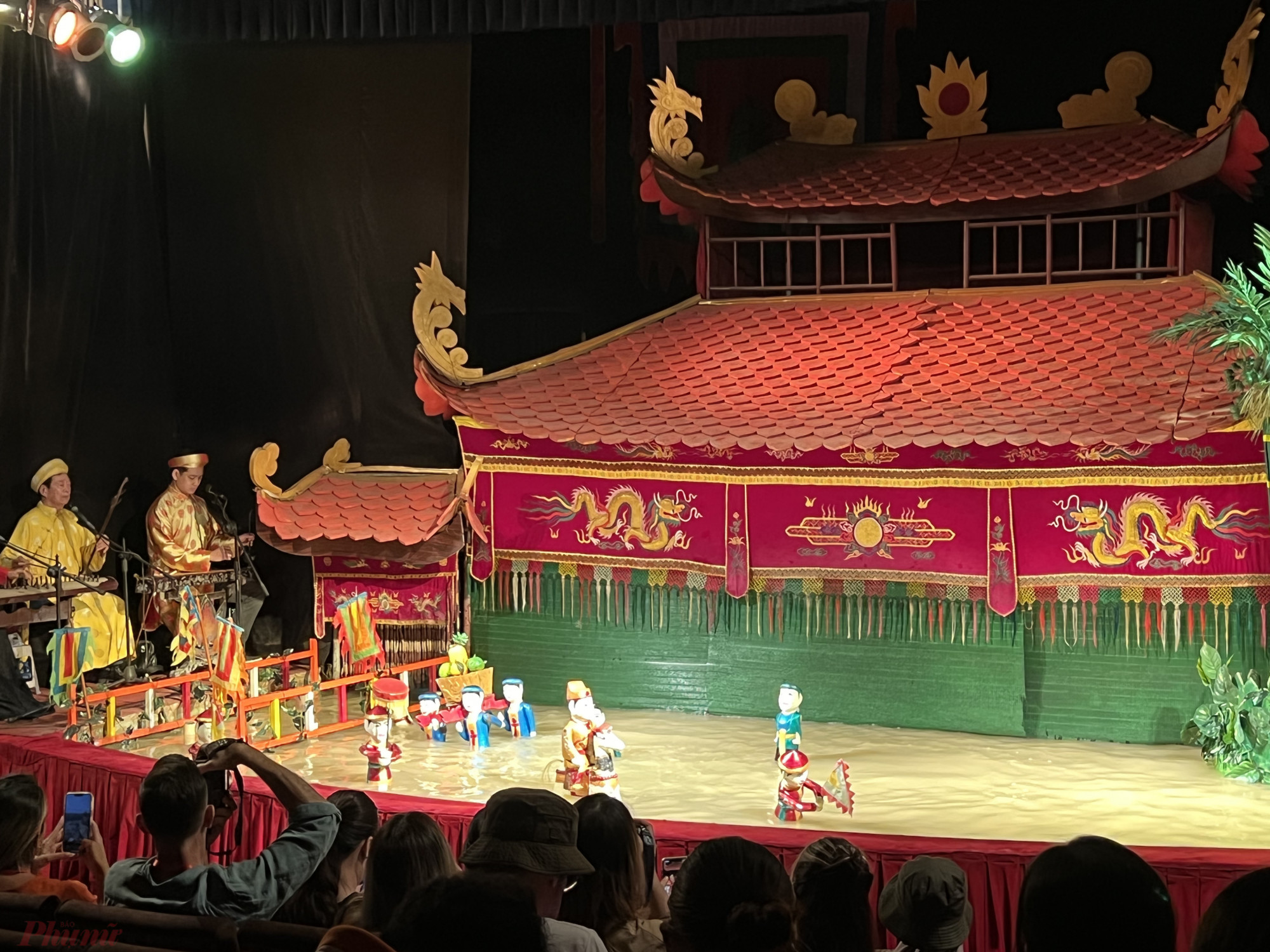 Đoàn khách xem biểu diễn múa rối nước, show diễn nghệ thuật sân khấu dân gian độc đáo của Việt Nam.