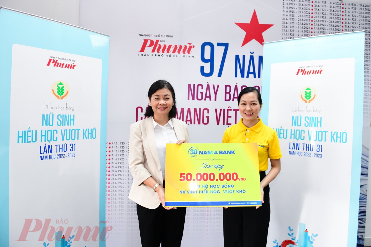 Tổng biên tập báo Phụ Nữ TPHCM đại diện Ngân hàng TMCP Nam Á đã đến báo Phụ Nữ trao tặng 50 triệu đồng ủng hộ chương trình học bổng “Nữ sinh hiếu học vượt khó” lần thứ 31
