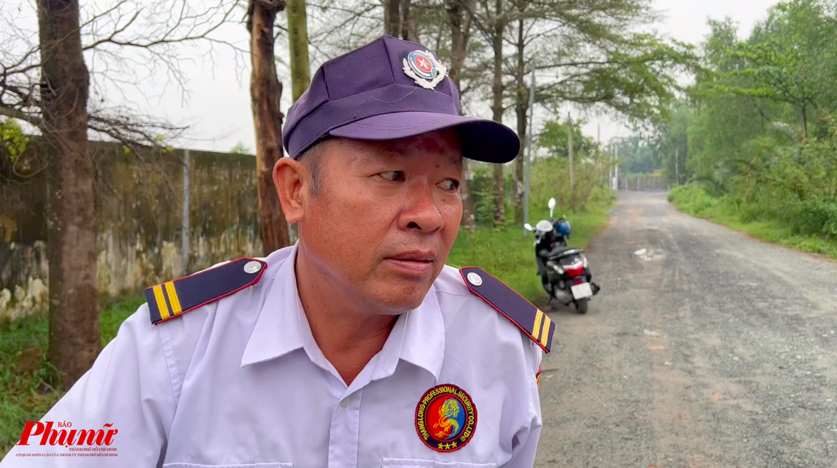 Ông Huỳnh Thanh Trăng sống gần đền thờ Tâm Linh Việt cũng tranh thủ đưa một người bạn ghé thăm, nhưng không thể vào trong.