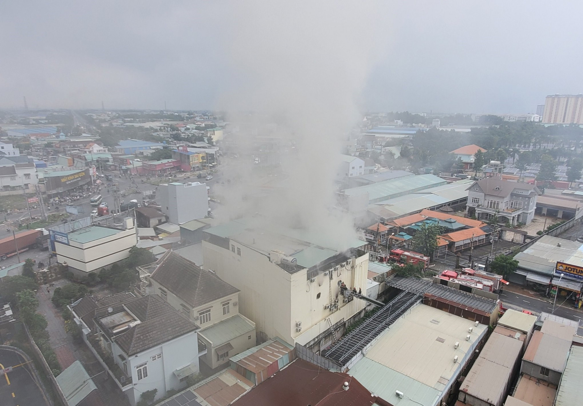 Quán karaoke An Phú - nơi xảy ra vụ hỏa hoạn khiến 23 người tử vong cho đến thời điểm hiện tại. Ảnh: Nhật Linh.