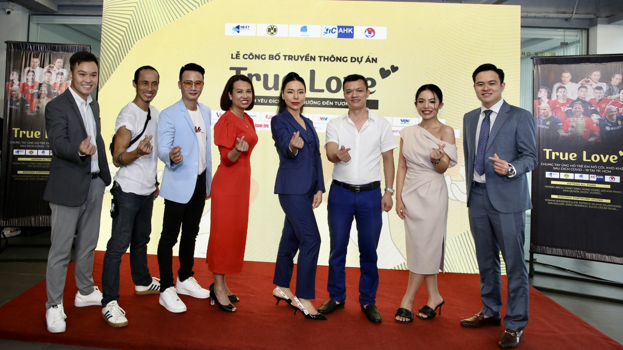 Ban lãnh đạo Tập đoàn Y Dược sâm Ngọc Linh Việt Nam, ca sĩ Hoàng Bách và Ban tổ chức thể hiện quyết tâm chung tay cùng cộng đồng - Ảnh: SNLVN