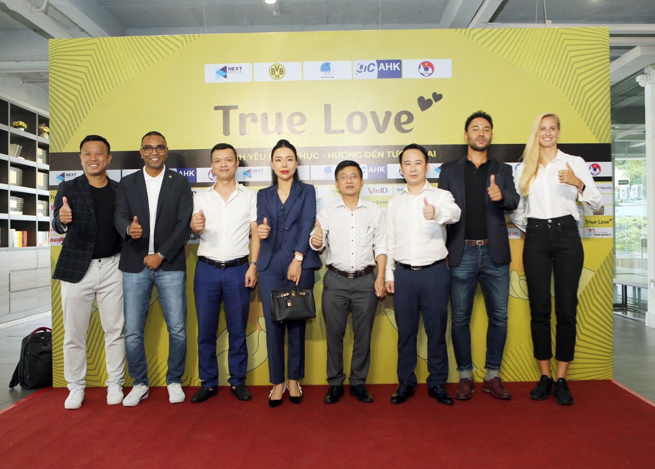Tập đoàn Y Dược sâm Ngọc Linh Việt Nam cùng lãnh đạo Đội bóng Dortmund tại lễ công bố Chương trình True Love - Ảnh: SNLVN