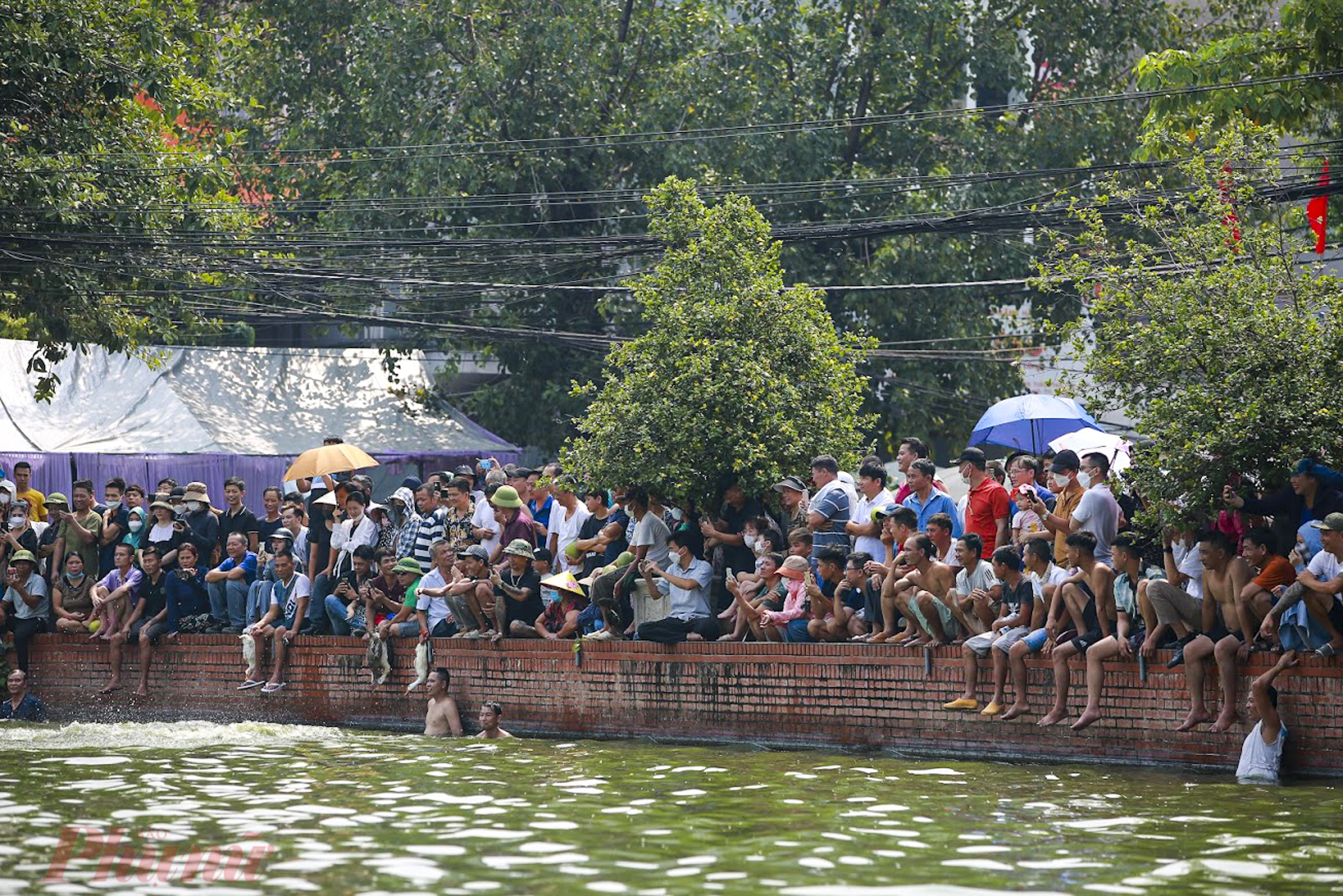 Được tổ chức ngay chính giữa ao làng, trò chơi ném bưởi và thi bơi bắt vịt, thu hút rất đông người tham gia, đặc biệt là các nam thanh niên bơi giỏi.