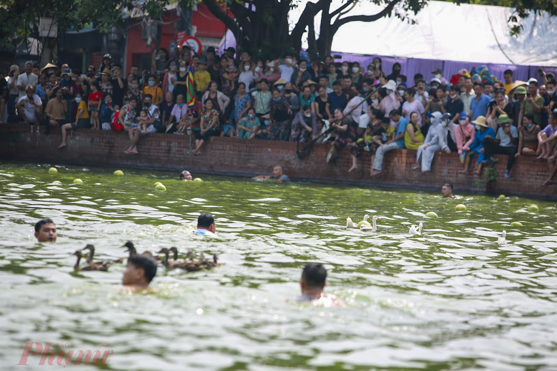 Ghi nhận của PV, sáng ngày 7/9, hàng ngàn người đã nô nức kéo về làng Triều Khúc để tham dự lễ hội đặc biệt nhân dịp hóa Thánh của Đức Bố Cái Đại Vương Phùng Hưng (13/8 âm lịch).