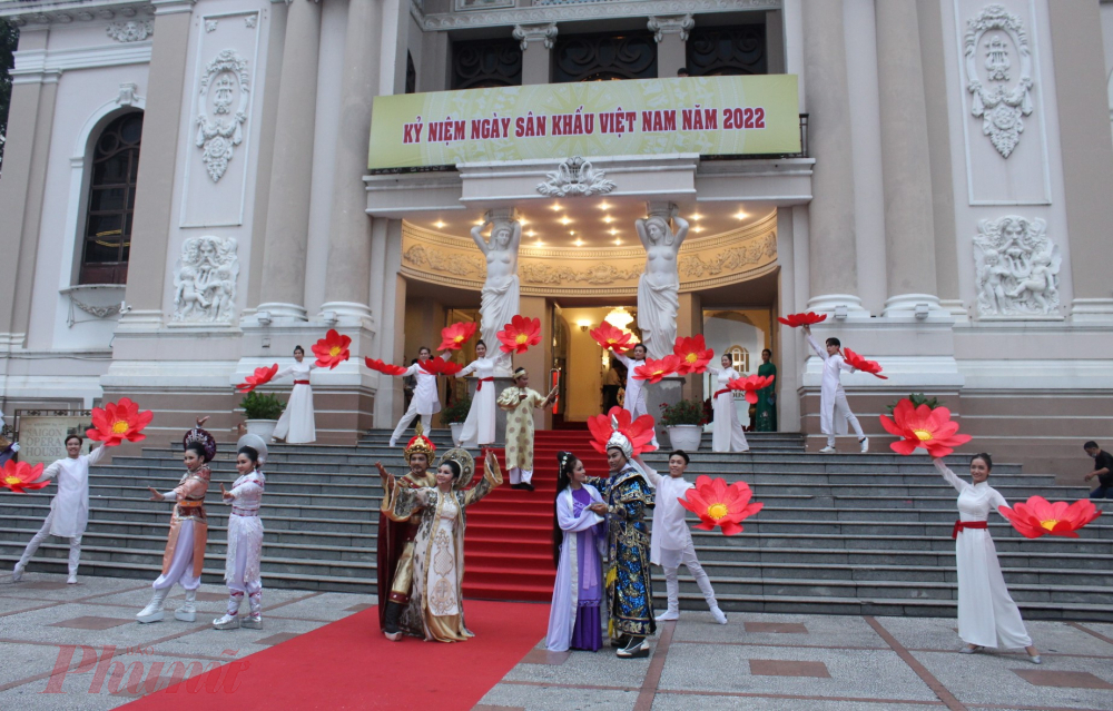 Tiết mục biểu diễn của các nghệ sĩ Nhà hát Cải lương Trần Hữu Trang.