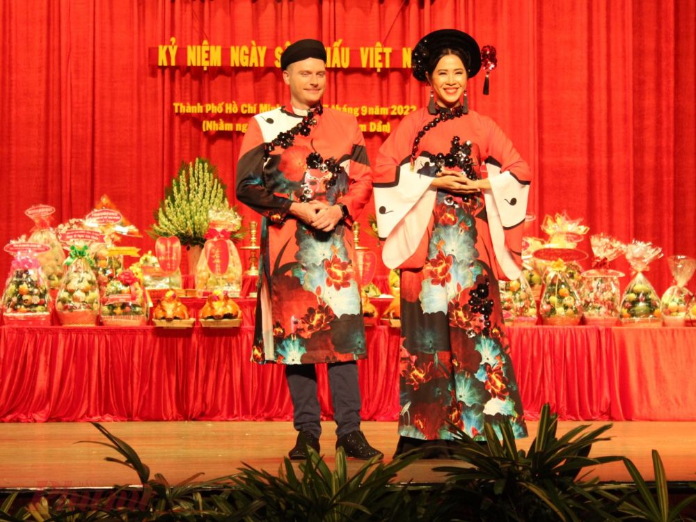 Bộ sưu tập áo dài Mặt nạ tuồng - Sân khấu Việt của nhà thiết kế Lưu Việt Hùng gây ấn tượng với khán giả.