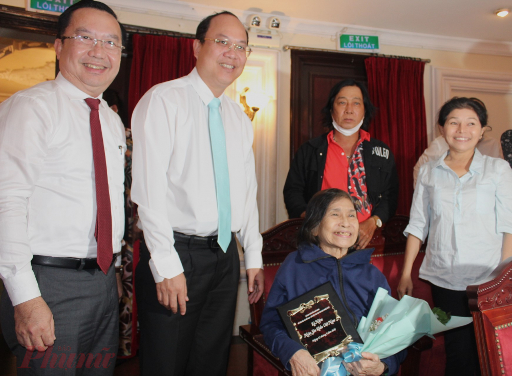 Lãnh đạo TPHCM tặng quà cho nghệ sĩ Thanh Thế.