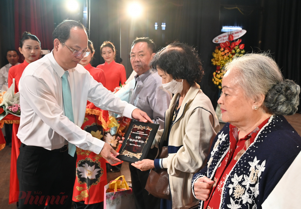 Phó bí thư Thành ủy TPHCM Nguyễn Hồ Hải trao tặng kỷ niệm chương cho các nghệ sĩ lão thành.