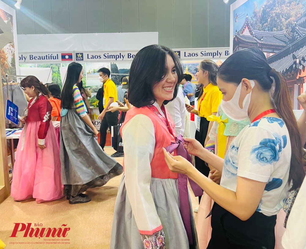 Chẳng hạn, đến với Hội chợ năm nay, Hàn Quốc mang khu chụp ảnh và quốc phục của nước mình là Han-bok đến để du khách được chụp ảnh, check-in.