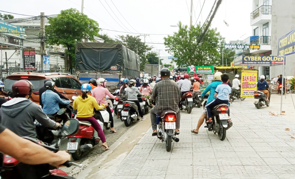 Cảnh kẹt xe triền miên ở đường Hà Huy Giáp, đoạn gần Trường THCS Thạnh Xuân (P.Thạnh Xuân, Q.12)  - ẢNH: HOÀNG NHIÊN