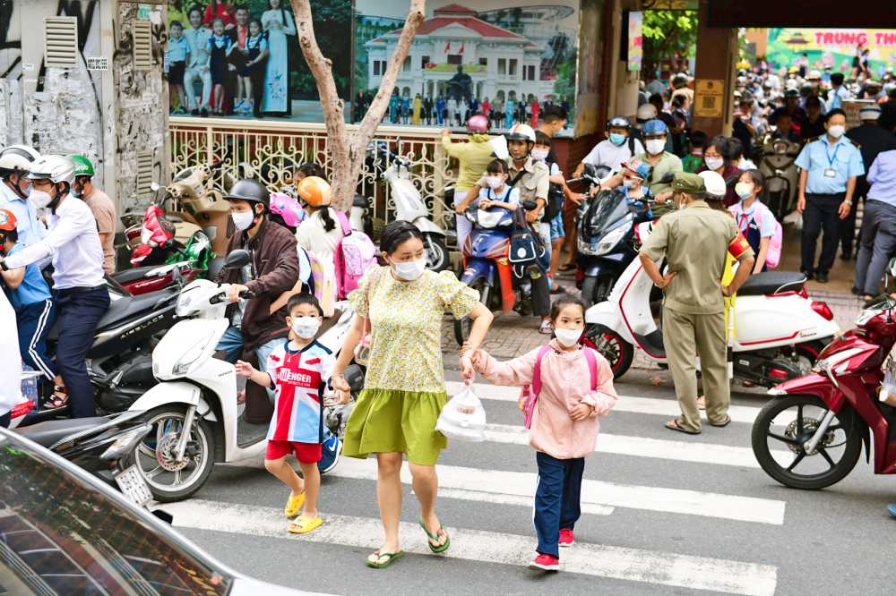 Giao thông hỗn loạn trước cổng Trường tiểu học Lương Định Của (Q.3) - ẢNH: MINH AN