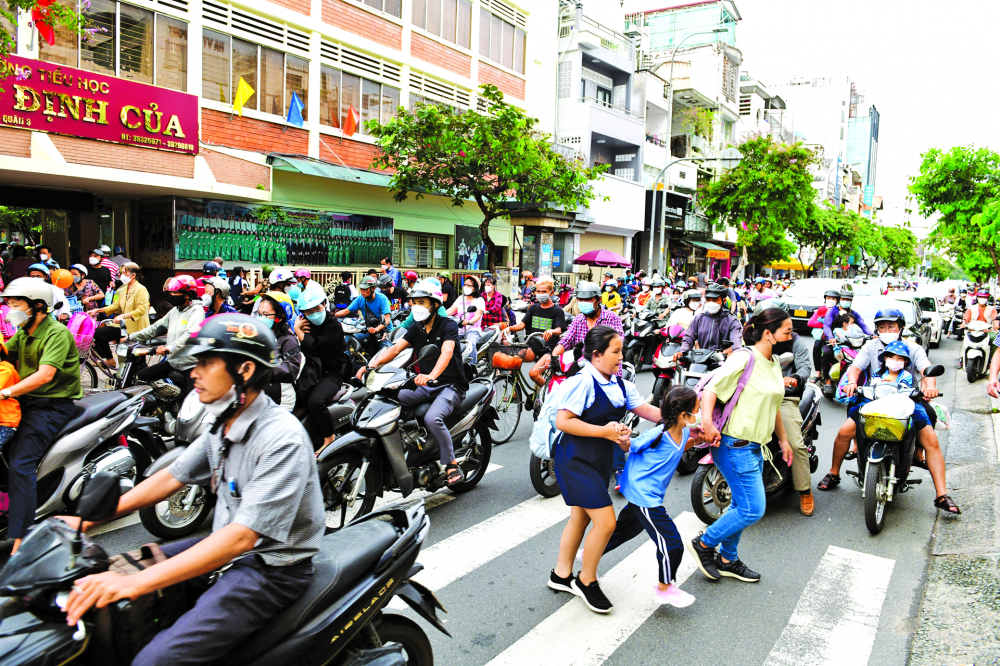 Tình trạng ùn tắc giao thông trên đường Nguyễn Đình Chiểu, đoạn ngang qua Trường tiểu học Lương Định Của (P.4, Q.3, TP.HCM) vào giờ học sinh tan trường, chiều 7/9 ẢNH: MINH AN