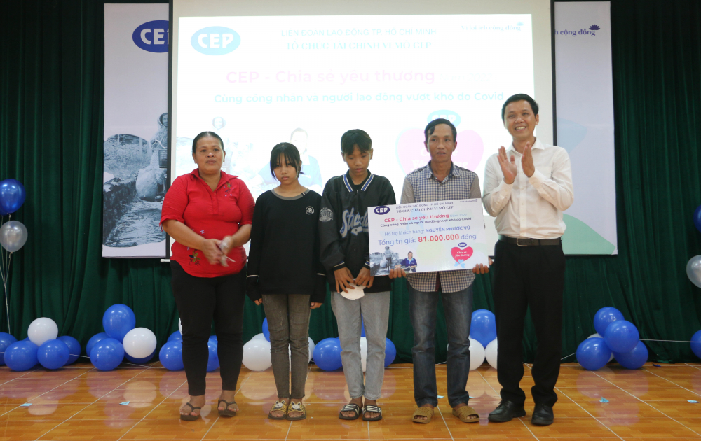 Đại diện Tổ chức Tài chính vi mô CEP trao kinh phí hỗ trợ xây nhà cho người dân ở An Giang 