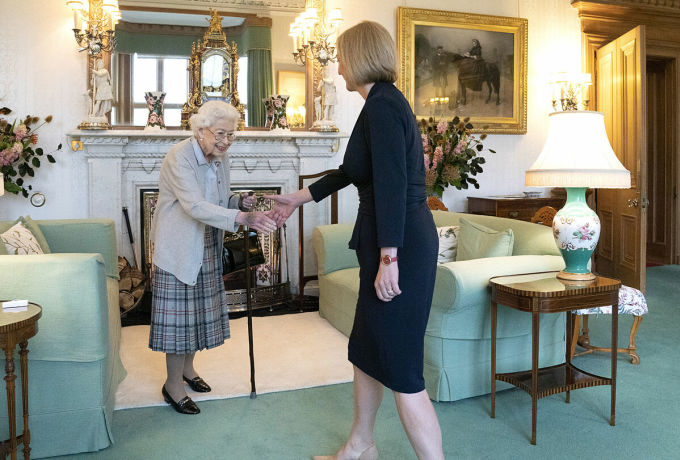 Nữ hoàng Anh Elizabeth tiếp đón tân Thủ tướng Anh Liz Truss tại lâu đài Balmoral ở Scotland hôm 6/9. Đó sẽ là bức ảnh cuối cùng của quốc vương, người đã thực hiện nghĩa vụ của mình đến cùng