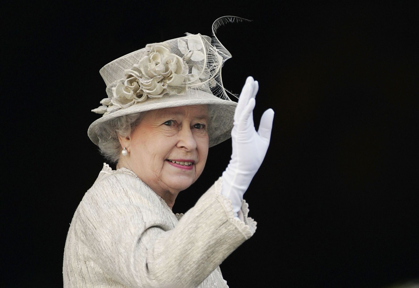 Người dân Anh luôn dành cho Nữ hoàng Elizabeth II sự ngưỡng mộ và kính trọng, sau tất cả những di sản đồ sộ mà bà đã đóng góp cho hình ảnh và sự thịnh vượng của Vương quốc Anh.