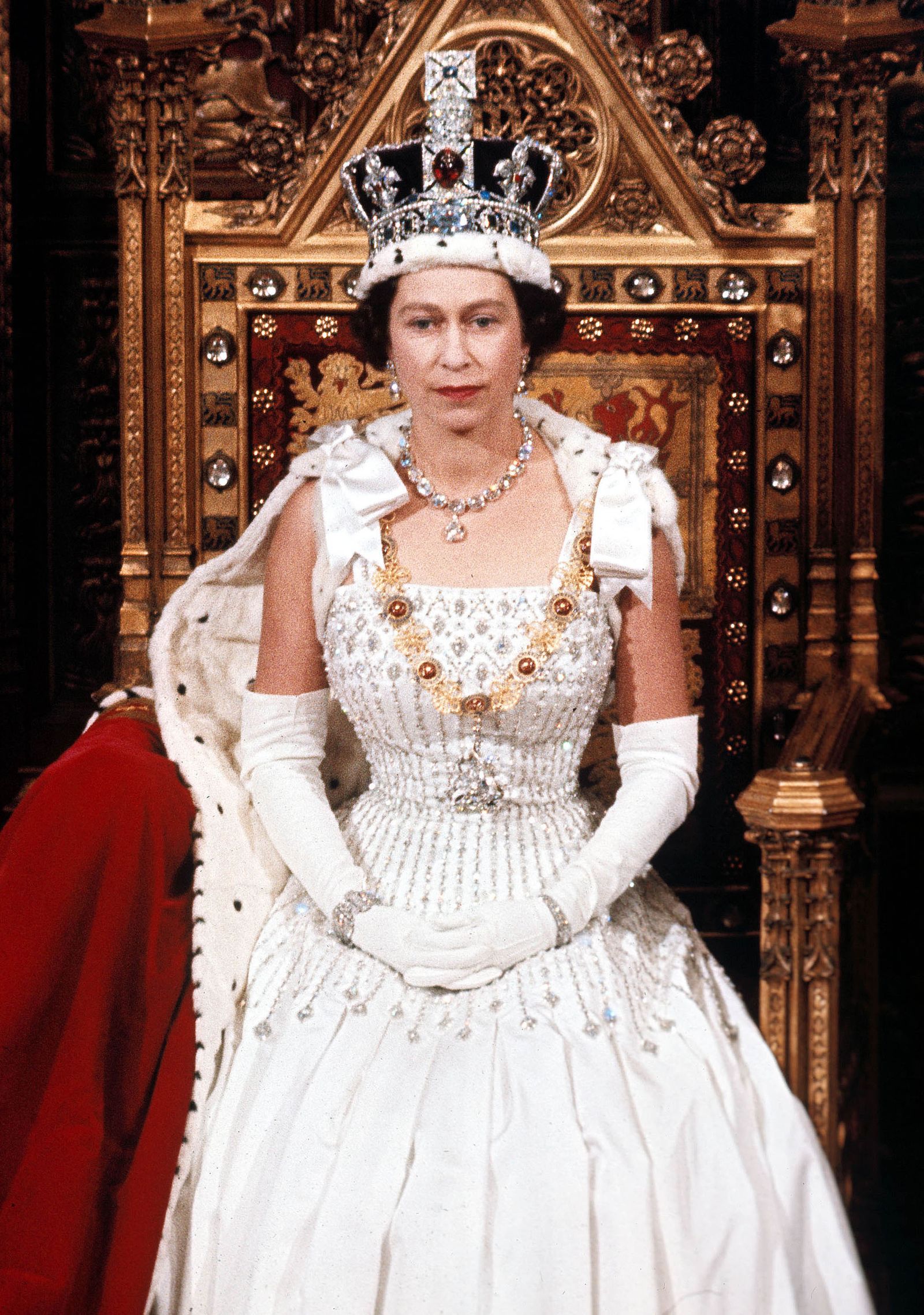 Nữ hoàng Elizabeth II được nhìn thấy trong lễ khai mạc Quốc hội vào tháng 4/1966.