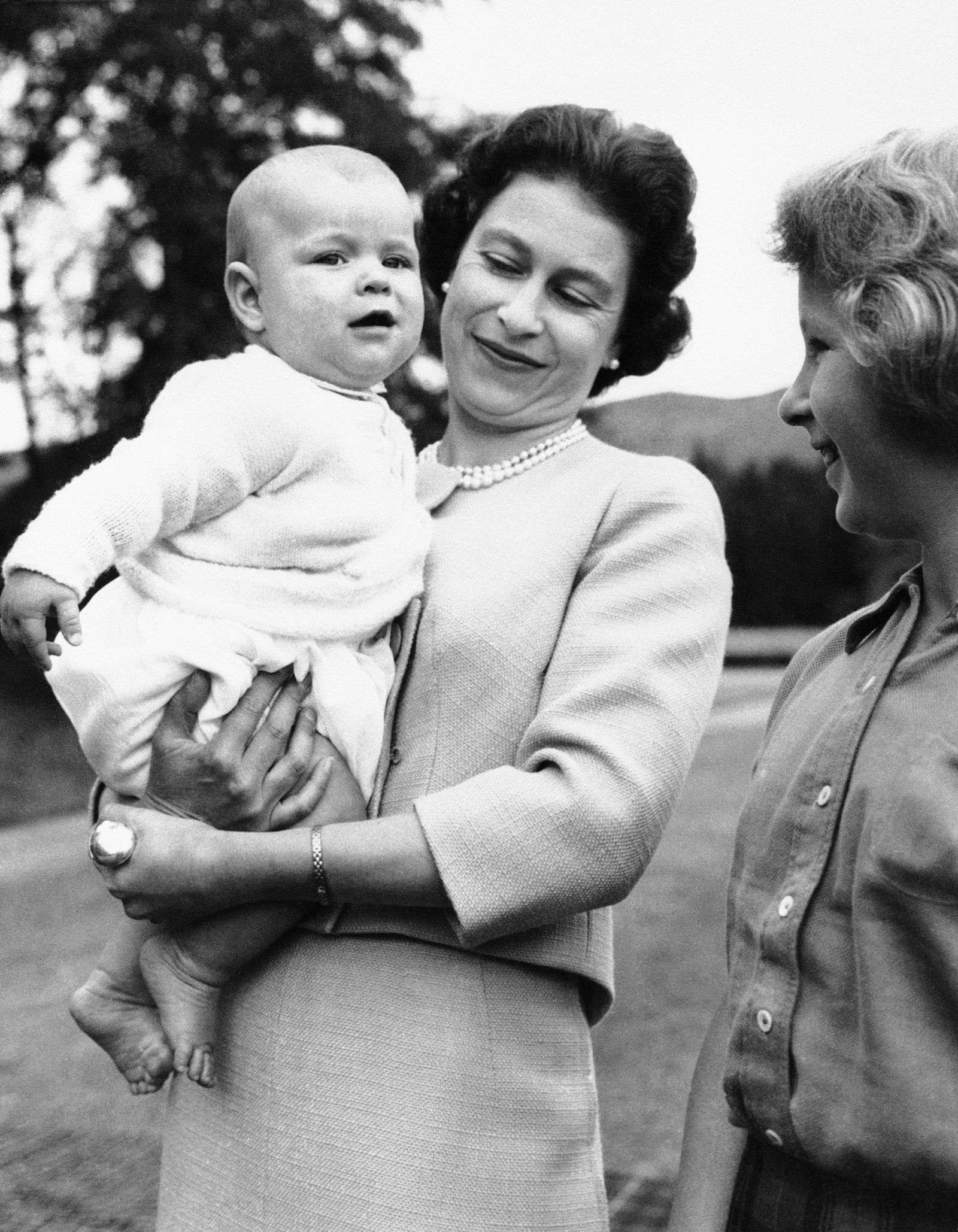 Nữ hoàng bế con trai là Hoàng tử Andrew trong một kỳ nghỉ gia đình tại Lâu đài Balmoral của Scotland vào tháng 9 năm 1960.