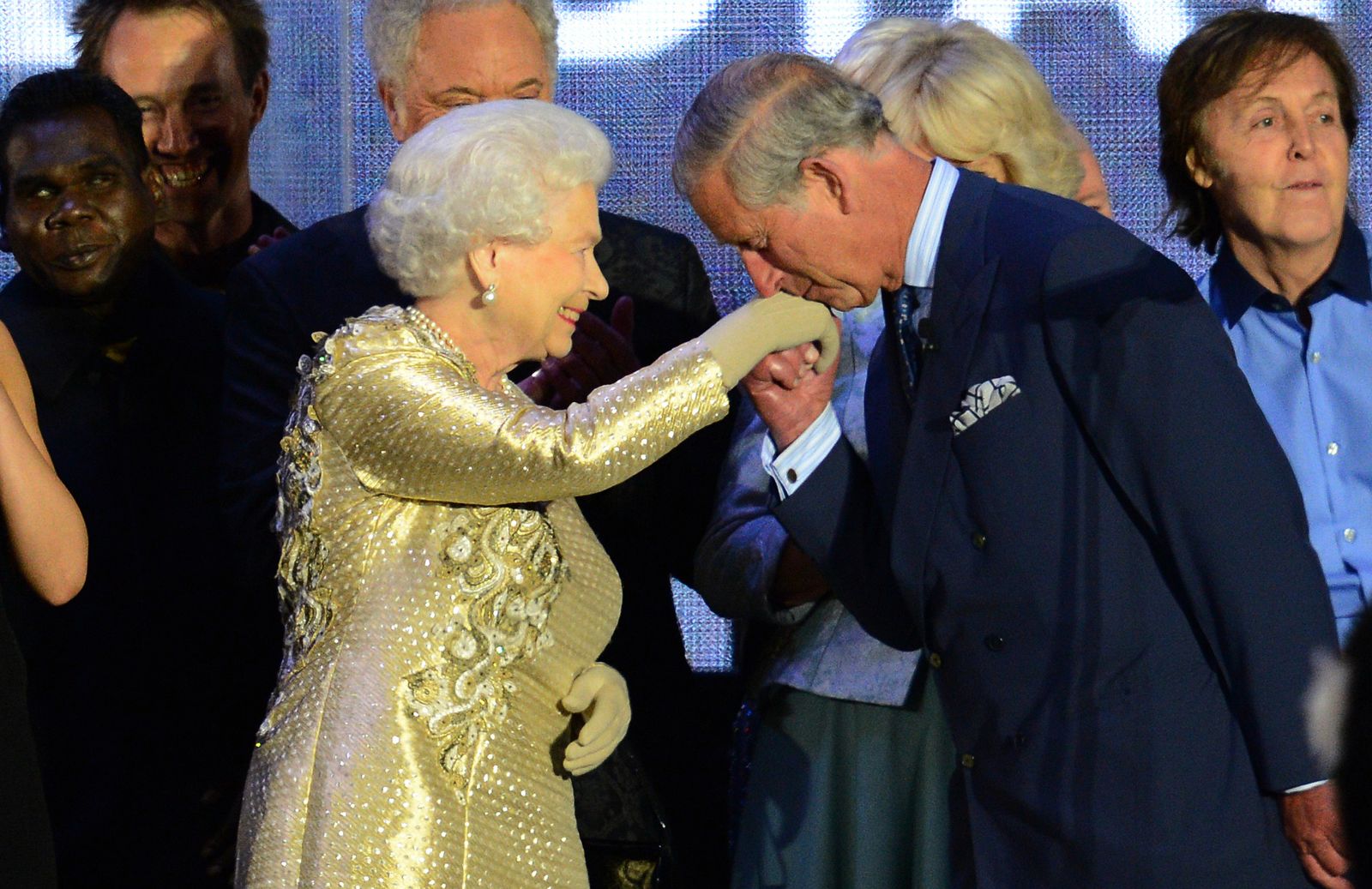 Nữ hoàng Elizabeth II gặp gỡ khách mời trong Đại lễ Kim cương kỷ niệm 60 năm trị vì tại dinh thự Sandringham, Norfolk, hồi tháng 6/2012.