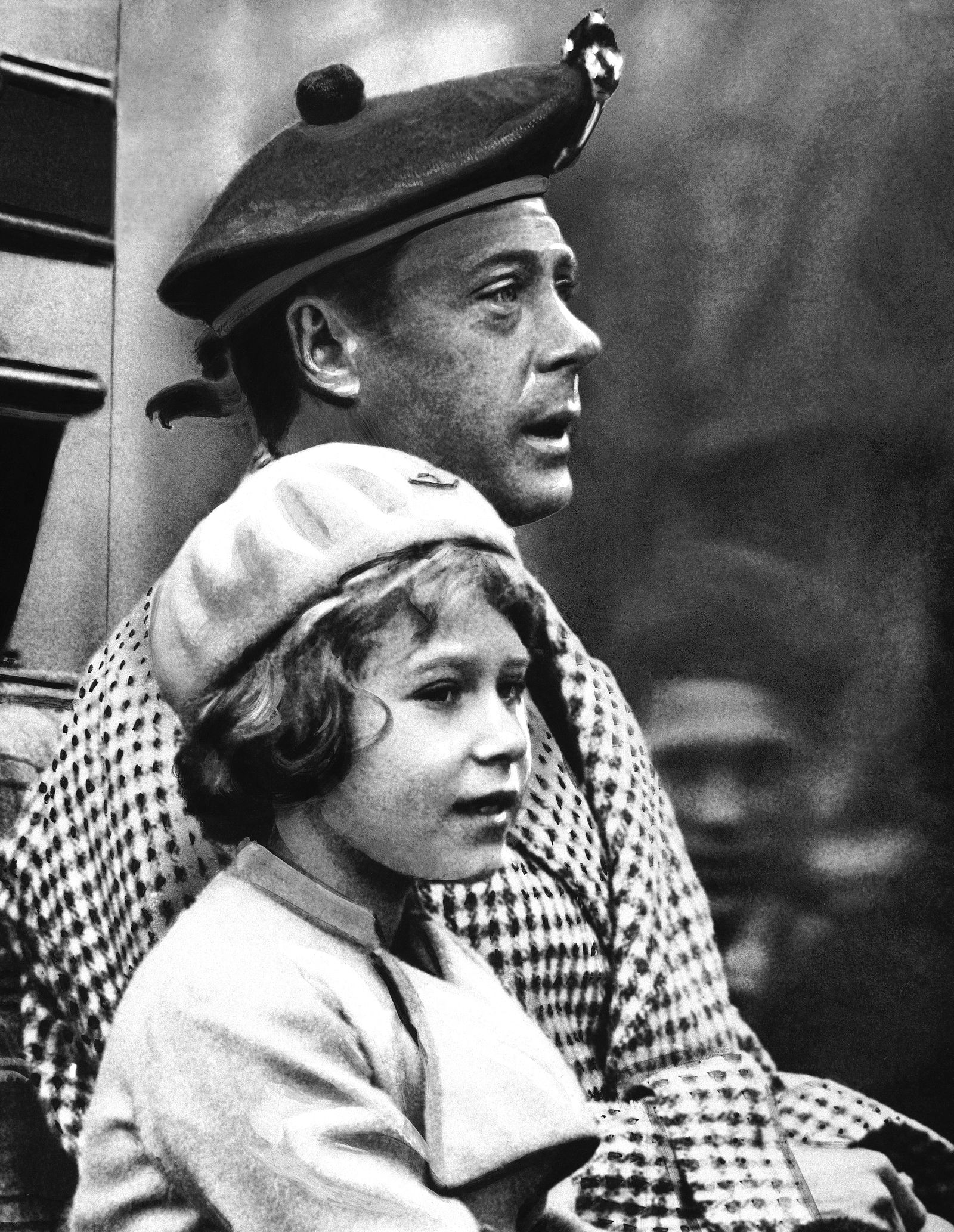 Công chúa Elizabeth cùng chú của mình Edward, Hoàng tử xứ Wales, trong chuyến thăm Balmoral, Scotland, tháng 9/1933. Ông Edward đăng cơ năm 1936 nhưng bất ngờ tuyên bố thoái vị cuối năm đó. Sau đó, cha của Elizabeth tiếp quản.