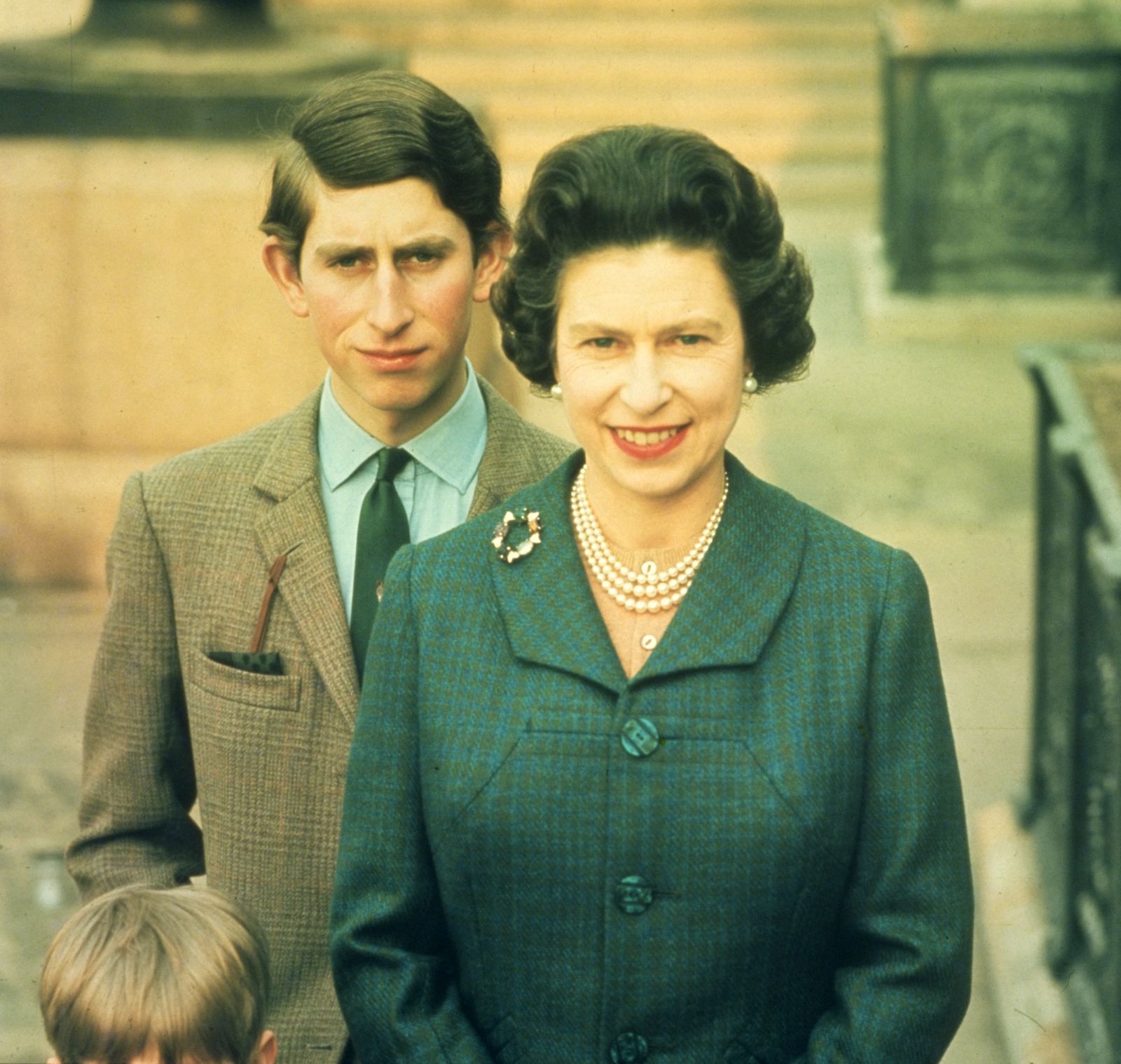 Nữ hoàng Elizabeth II với con trai lớn, Thái tử Charles, vào năm 1969. Charles là người được chỉ định thừa kế ngai vàng từ năm 3 tuổi.