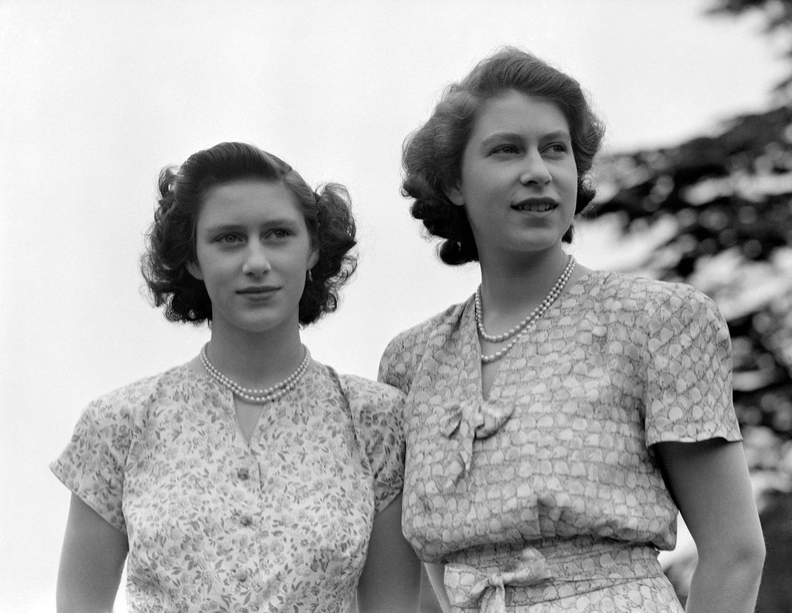 Elizabeth, bên phải, và Công chúa Margaret năm 1942. Margaret là chị em duy nhất của Elizabeth.