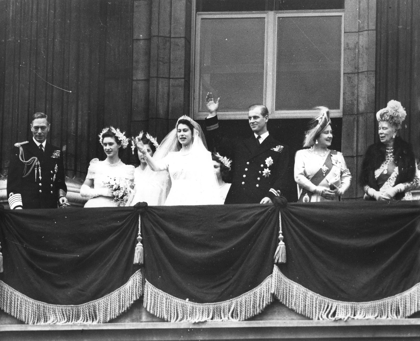 Tháng 11/1947, Công chúa Elizabeth kết hôn với Hoàng thân Philip, một trung úy trong Hải quân Anh. Hôn lễ của hai người chính thức diễn ra tại Tu viện Westminster trước sự chứng kiến của gần 2.000 quan khách. Ít ai biết rằng, để lấy Công chúa Elizabeth, Philip đã từ bỏ tước vị hoàng gia Hy Lạp, chấp nhận làm thị vệ để được ở bên cạnh người phụ nữ mà ông yêu thương.