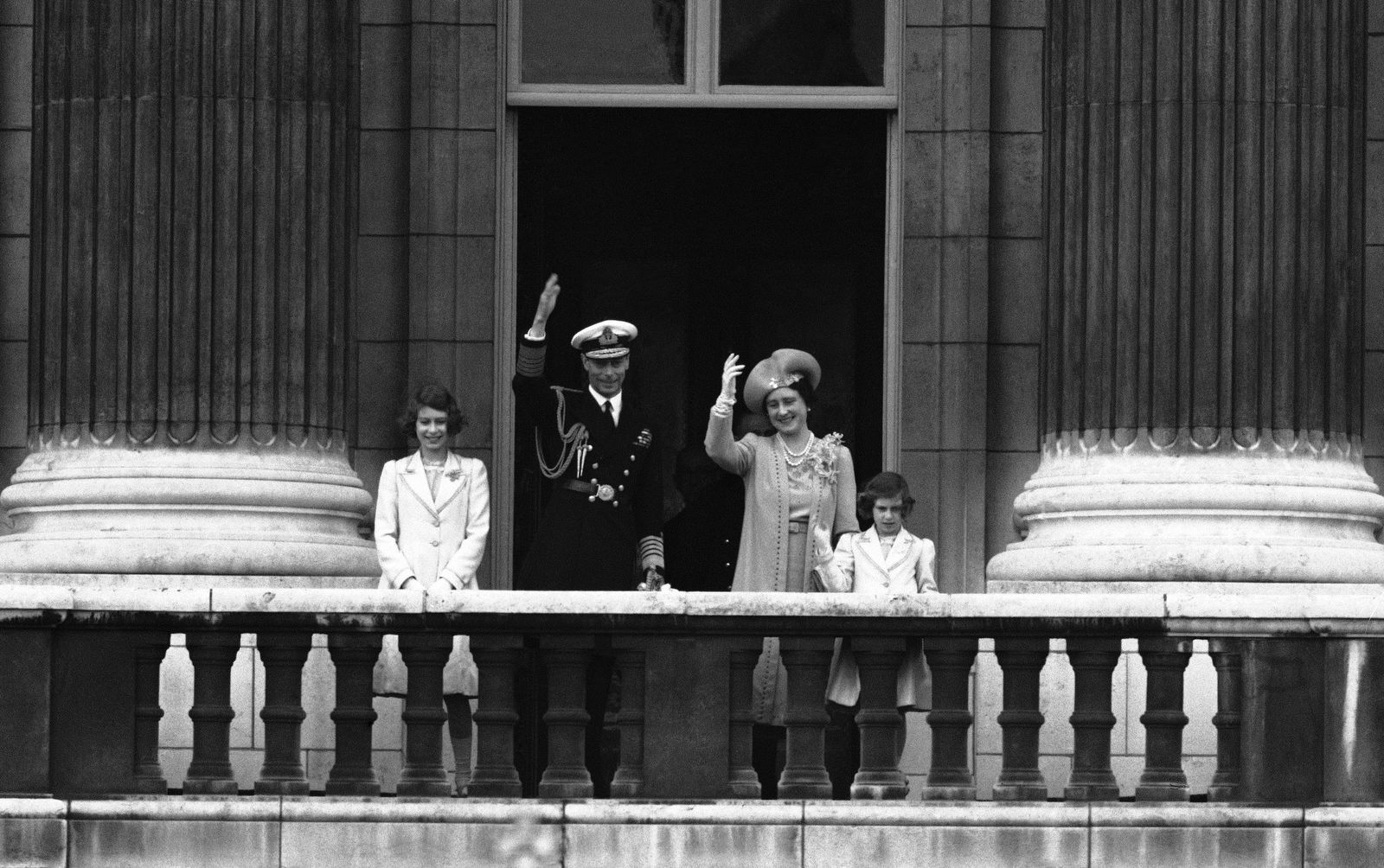 Từ trái qua, Công chúa Elizabeth, Vua George VI, Nữ hoàng Elizabeth và Công chúa Margaret vẫy chào đám đông từ ban công của Cung điện Buckingham ngày 22/6/1939.