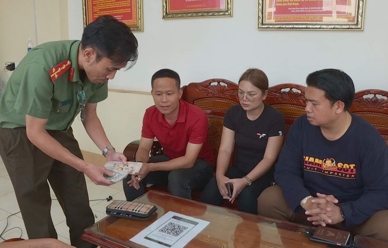 Vợ chồng du khách đến từ Thái Lan được trao trả lại tài sản
