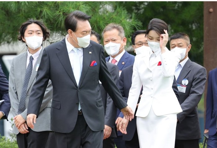 Đệ nhất phu nhân Kim Keon-hee, bên phải, dự lễ kỷ niệm Ngày Giải phóng Quốc gia lần thứ 77 cùng chồng là Tổng thống Yoon Suk-yeol tại văn phòng tổng thống ở Seoul, ngày 15 tháng 8. Ảnh Korea Times của Seo Jae-hoon