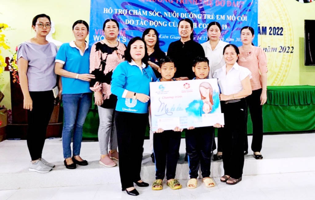 Hội Nữ doanh nhân tỉnh Kiên Giang nhận đỡ đầu cho 31 trẻ em có cha, mẹ bị mất trong đại dịch Covid-19 vừa qua