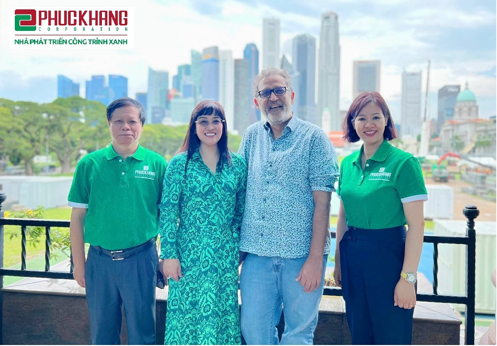 CEO xanh Lưu Thị Thanh Mẫu (thứ 2 từ trái sang) cùng PGS.TS Nirmal Kishnani nguyên Trưởng khoa Kiến trúc và Môi trường Trường đại học Quốc gia Singapore, cùng các chuyên gia trong dịp tham dự IBEW 5-8/9/2022 tại Singapore - Ảnh: Phuc Khang Corporation