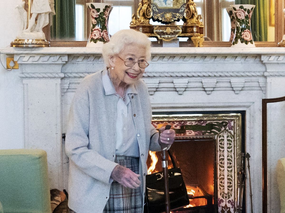 Nữ hoàng Elizabeth II của Anh đợi trong Phòng khách trước khi đón Liz Truss đến dự khán tại Balmoral, Scotland, Thứ Ba, ngày 6 tháng 9