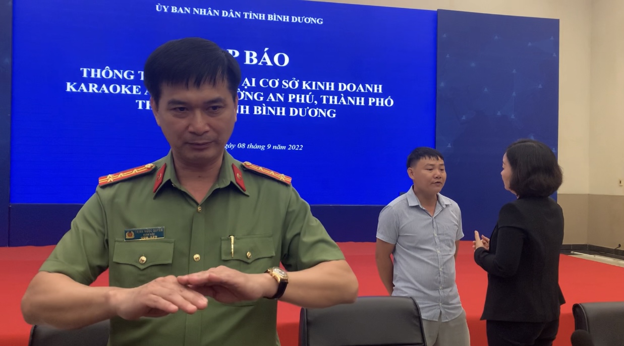 Đại tá Trịnh Ngọc Quyên thông tin thêm sau khi kết thúc buổi họp báo