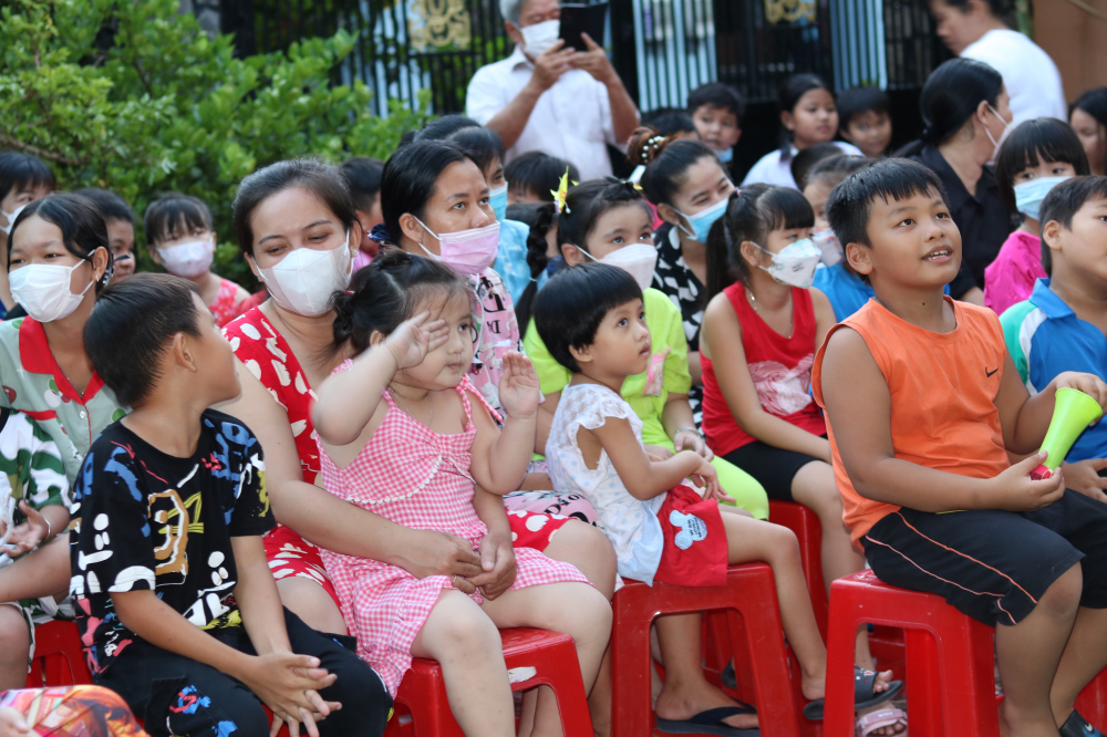 Các em nhỏ được phụ huynh đưa tới khu nhà trọ của bà Nguyễn Thị Huệ để cùng vui Tết Trung thu. 