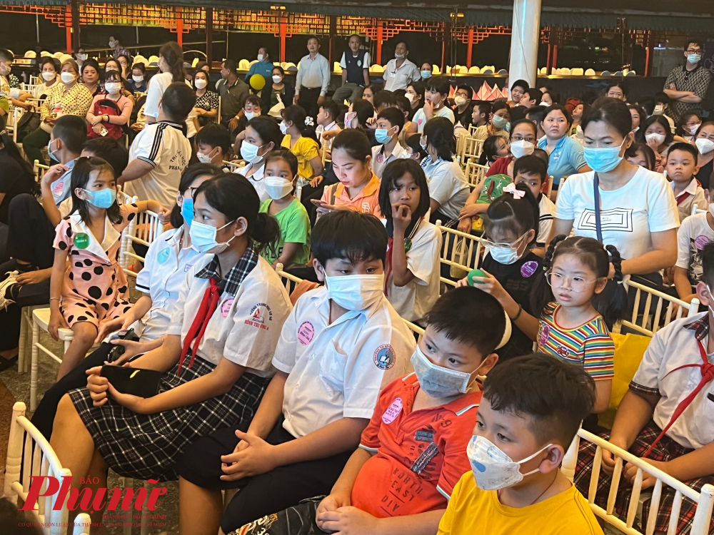 Các em nhỏ mồ coi đến từ nhiều quận, huyện tại TPHCM trải nghiệm không khí trung thu khi xem biểu diễn văn nghệ, ăn uống, rước đèn,... tại Đầm Sen.