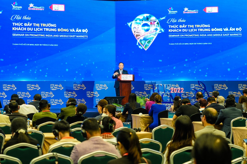 Ông Trần Đức Hùng, Đại sứ đặc mệnh toàn quyền Việt Nam tại Qatar trình bày tại Hội thảo.
