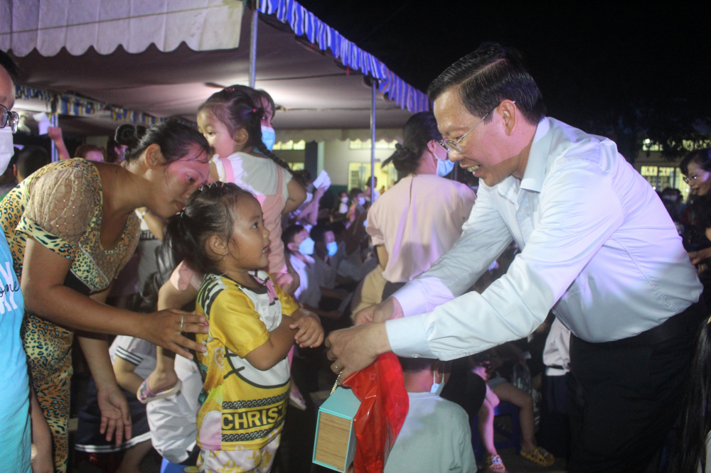 Chủ tịch UBND TP.HCM Phan Văn Mãi trao quà Trung thu cho các bé tại chương trình