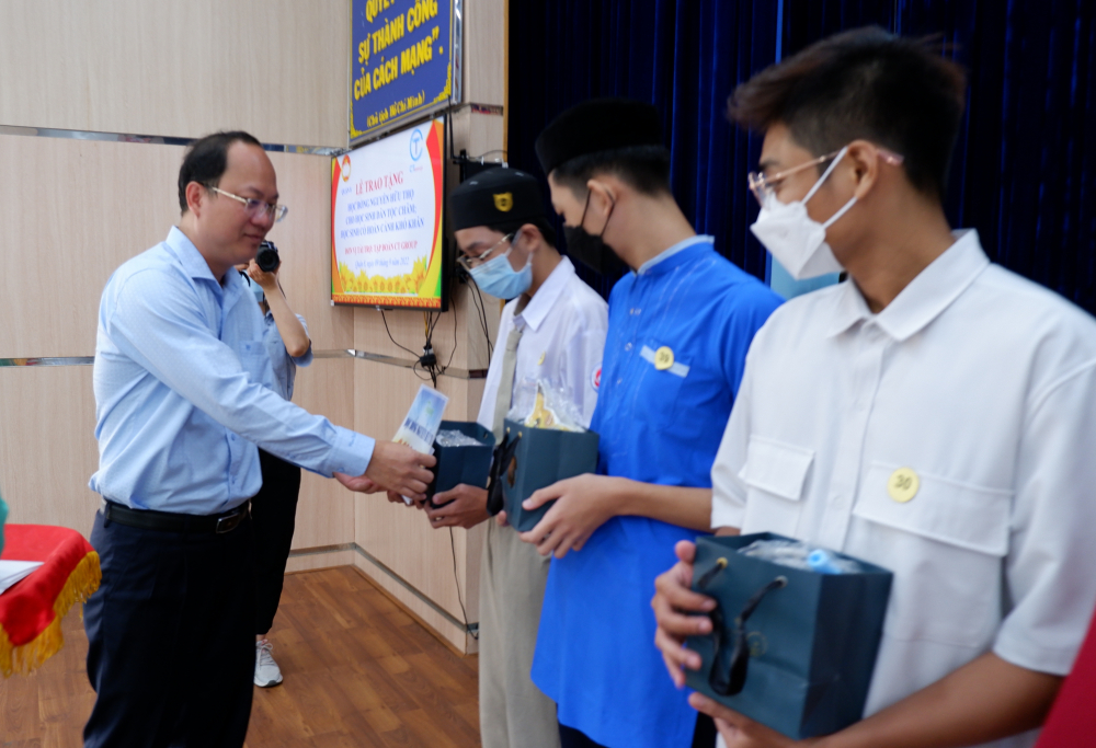 Phó bí thư Thành ủy TPHCM Nguyễn Hồ Hải trao học bổng cho học sinh dân tộc Chăm.