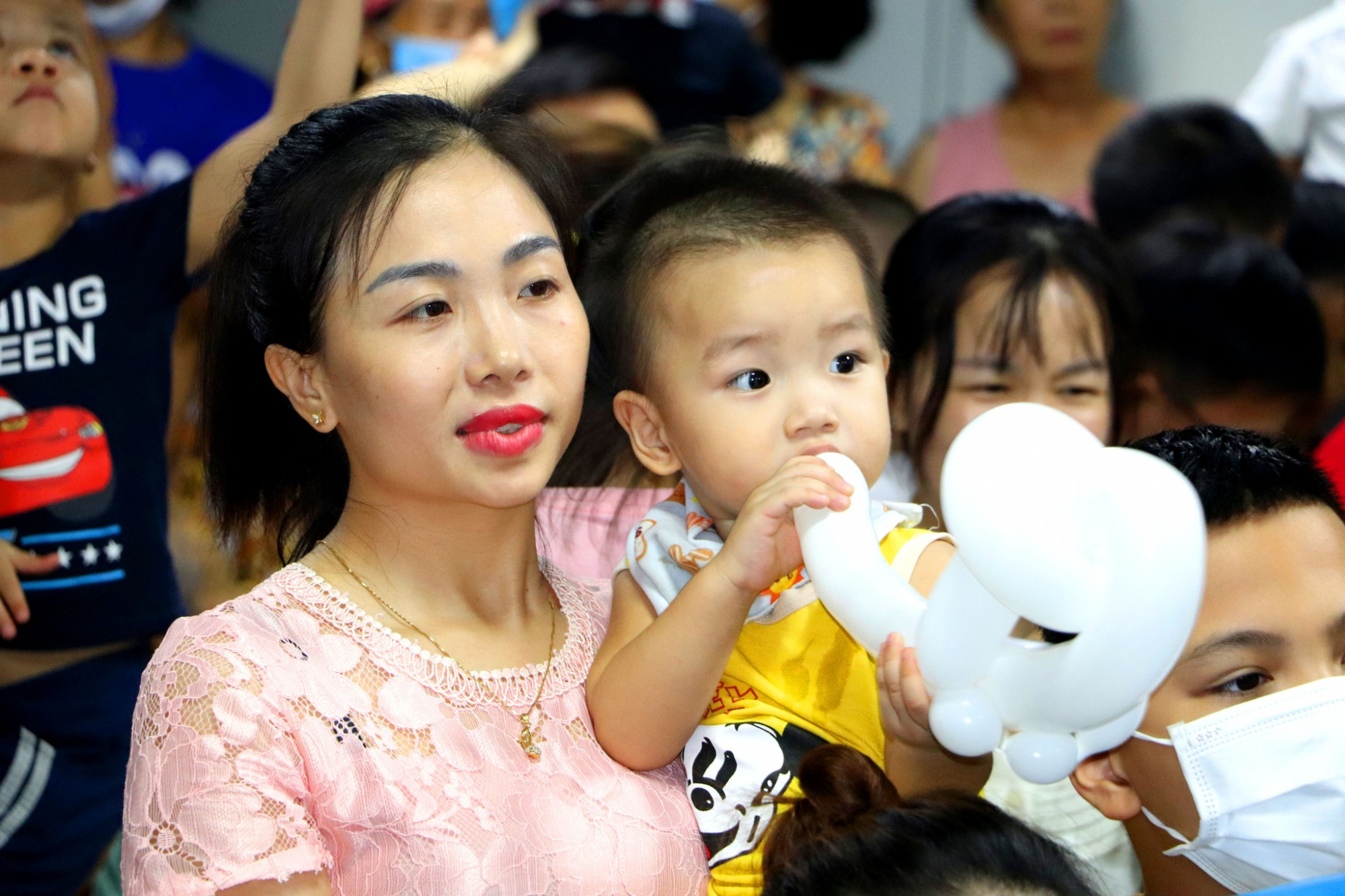 Mỗi ngày, Bệnh viện Sản Nhi Nghệ An tiếp nhận hơn 1.000 trẻ em đến thăm khám và điều trị. Đêm hội được tổ chức sớm với mong muốn xoa dịu những nỗi đau về thể chất, động viên tinh thần của cả bệnh nhi và người nhà.