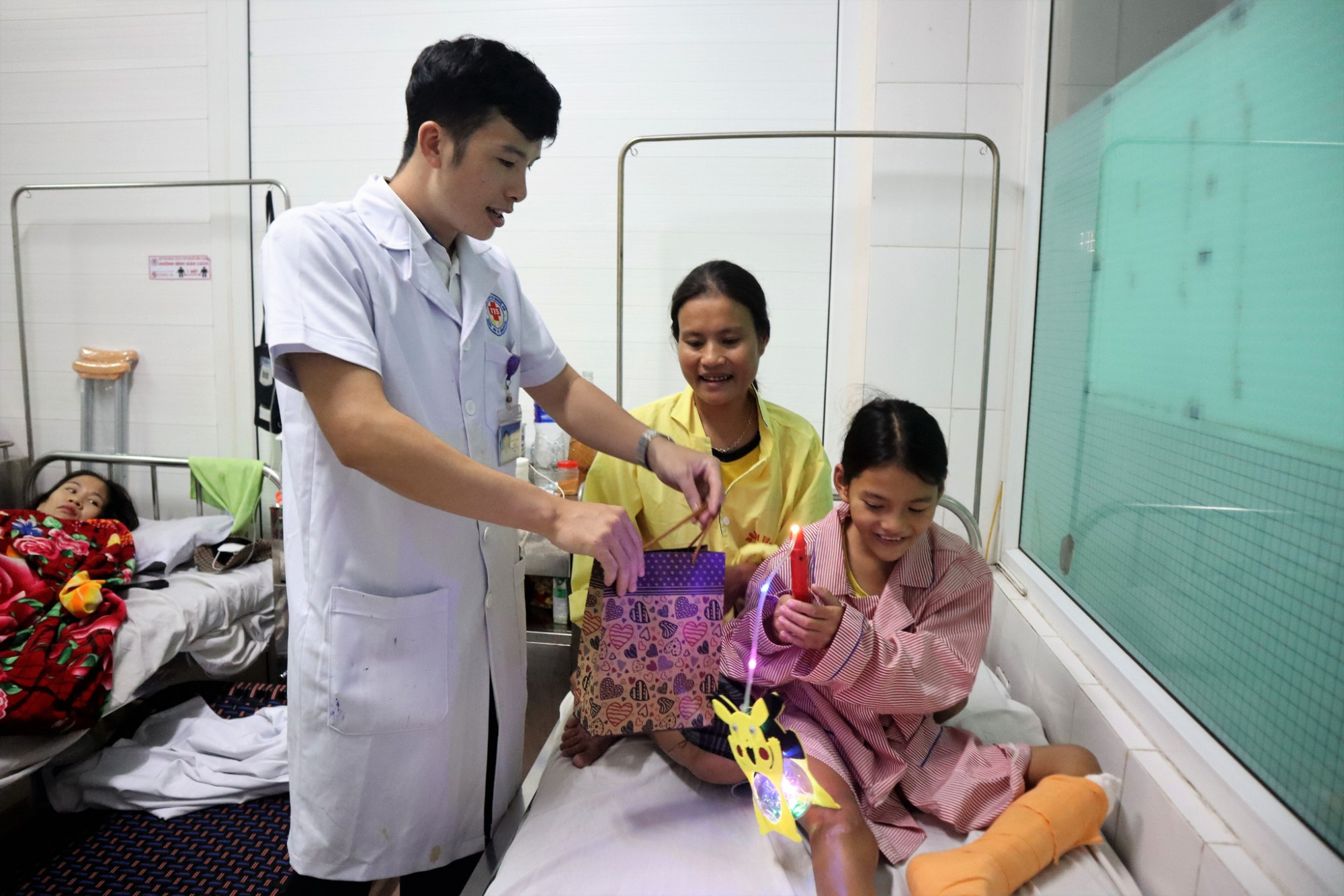 các bác sĩ Bệnh viện đa khoa 115 Nghệ An đã đến thăm hỏi, tặng quà, đèn Trung thu khích lệ tinh thần.Với một số bệnh nhi không thể tham gia chương trình do đang phải điều trị trên giường bệnh, c