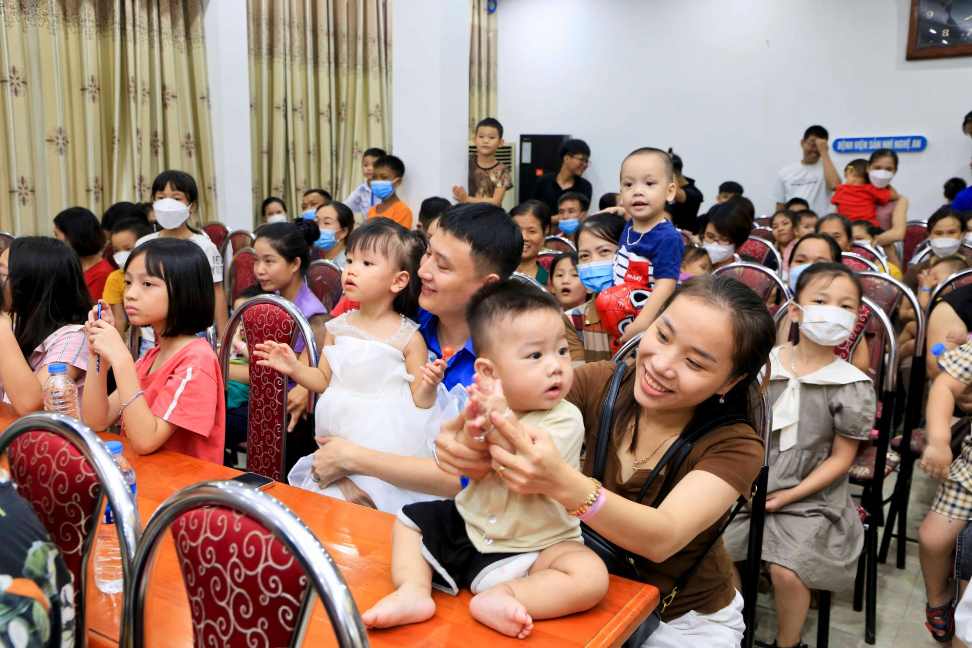 Tối 8/9, Bệnh viện Sản Nhi Nghệ An tổ chức chương trình “Đêm hội Trăng rằm” thu hút nhiều bệnh nhi đang điều trị tại đây tham gia. 